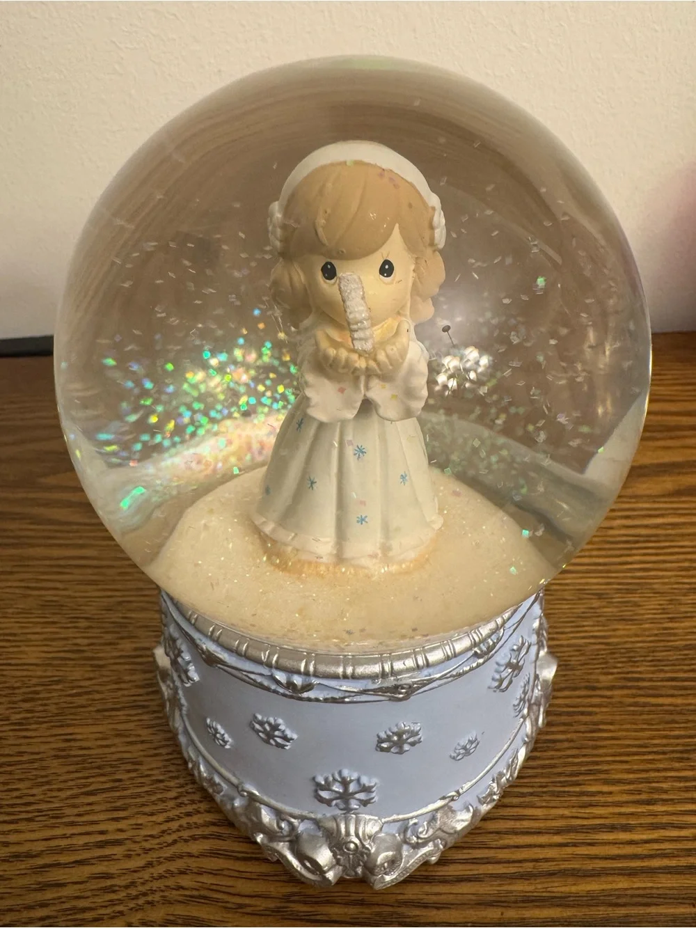 Precious Moments Musical Snow Globe Angel with Snowflake 121103 No Bubbles Clear